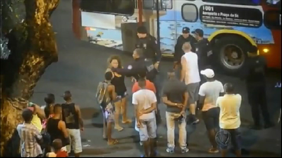 فيديو صادم.. عناصر الشرطة يعتدون بوحشية على امرأة سكرانة  صورة رقم 2