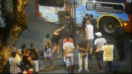 فيديو صادم.. عناصر الشرطة يعتدون بوحشية على امرأة سكرانة  صورة رقم 4