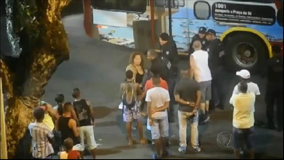 فيديو صادم.. عناصر الشرطة يعتدون بوحشية على امرأة سكرانة  صورة رقم 5