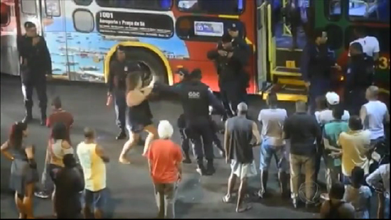 فيديو صادم.. عناصر الشرطة يعتدون بوحشية على امرأة سكرانة  صورة رقم 6