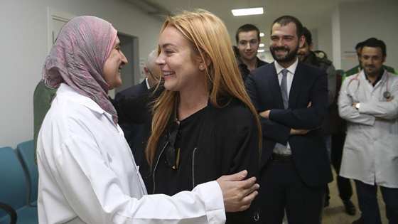 النجمة ليندسي لوهان تتجه لتعلم اللغة العربية بعد القرآن الكريم صورة رقم 9