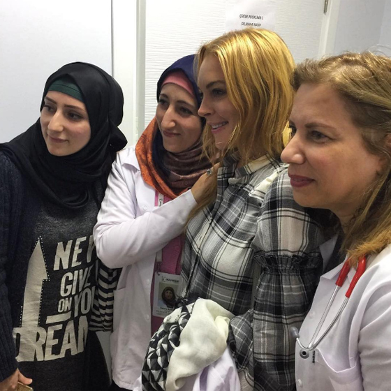النجمة ليندسي لوهان تتجه لتعلم اللغة العربية بعد القرآن الكريم صورة رقم 12