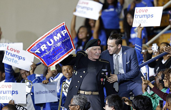 اوباما يدافع عن أحد انصار ترامب بالتحدث ويضعو للاصغاء اليه صورة رقم 5