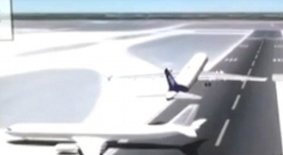 فيديو مذهل.. براعة طيار منعت كارثة محققة بتصادم طائرتين صورة رقم 2