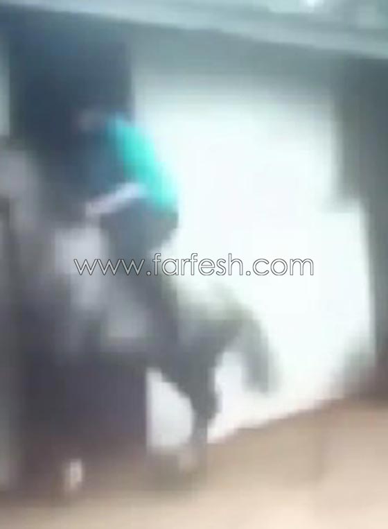 فيديو صادم: فتاة بلا رحمة تجلد حصانها وتعذبه لأنه أسقطها على الأرض! صورة رقم 3