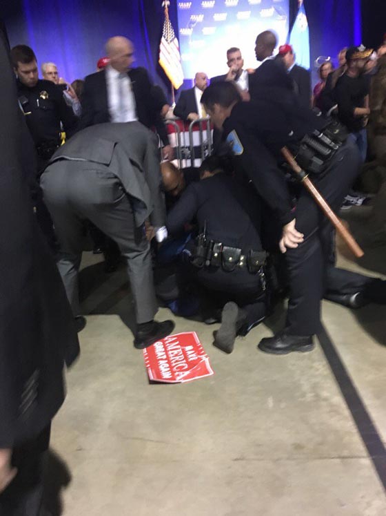 انذار بوجود رجل مسلح اثناء تواجد ترامب في تجمع في رينو صورة رقم 4