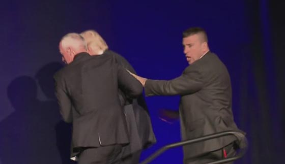 انذار بوجود رجل مسلح اثناء تواجد ترامب في تجمع في رينو صورة رقم 10