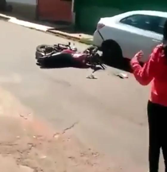 بالفيديو.. حادث دراجة نارية وسقوط السائقة وصديقتها صورة رقم 2