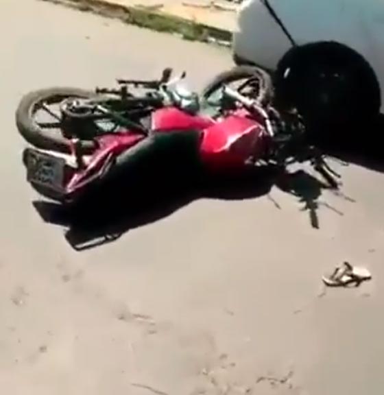 بالفيديو.. حادث دراجة نارية وسقوط السائقة وصديقتها صورة رقم 3