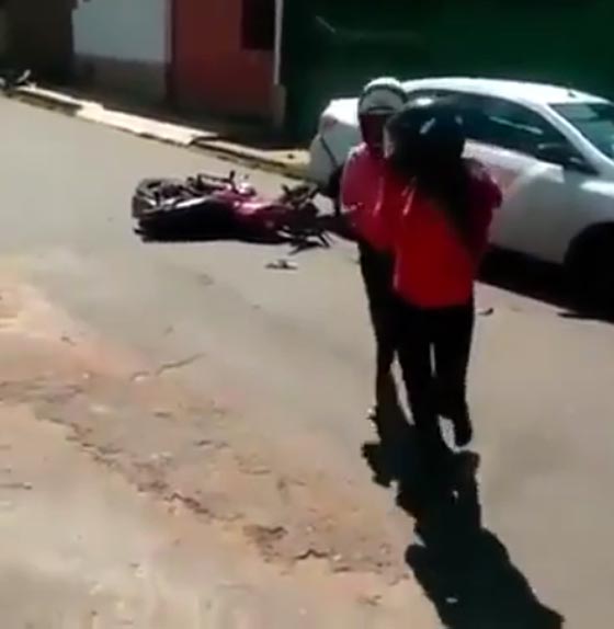 بالفيديو.. حادث دراجة نارية وسقوط السائقة وصديقتها صورة رقم 1