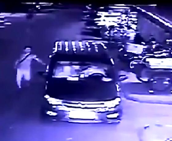 سيارة مسرعة تدهس طفلة وامها منشغلة بهاتفها المحمول.. فيديو صورة رقم 1