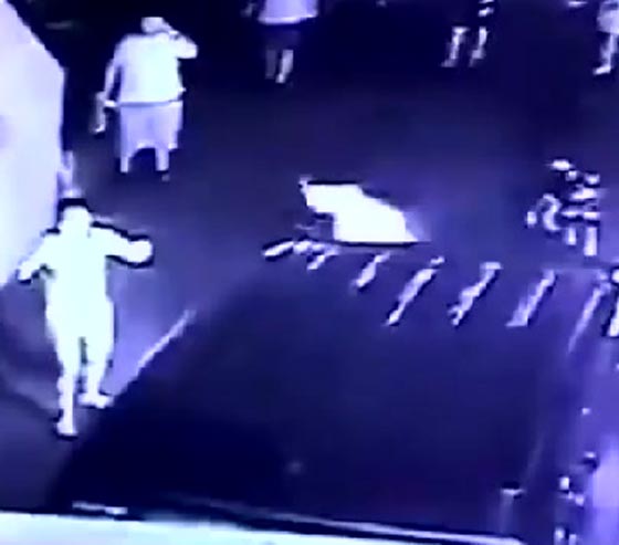 سيارة مسرعة تدهس طفلة وامها منشغلة بهاتفها المحمول.. فيديو صورة رقم 2