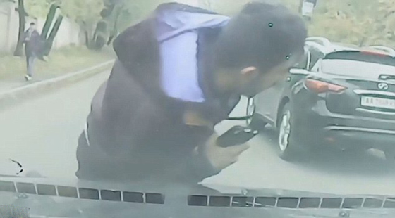 حاول خلع الملابسض نفسه لحادث دهس متعمد ففضحته كاميرا السيارة.. فيديو صورة رقم 2