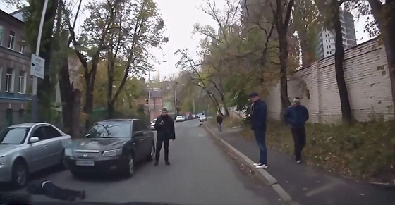 حاول خلع الملابسض نفسه لحادث دهس متعمد ففضحته كاميرا السيارة.. فيديو صورة رقم 3