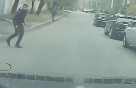 حاول خلع الملابسض نفسه لحادث دهس متعمد ففضحته كاميرا السيارة.. فيديو صورة رقم 1