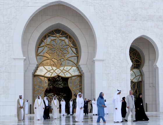 صور الدوقة كاميلا حافية القدمين ومحجبة في مسجد الشيخ زايد صورة رقم 5