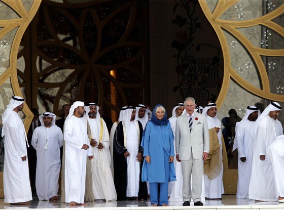 صور الدوقة كاميلا حافية القدمين ومحجبة في مسجد الشيخ زايد صورة رقم 8