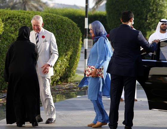 صور الدوقة كاميلا حافية القدمين ومحجبة في مسجد الشيخ زايد صورة رقم 9