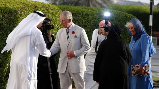 صور الدوقة كاميلا حافية القدمين ومحجبة في مسجد الشيخ زايد صورة رقم 10