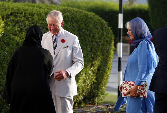 صور الدوقة كاميلا حافية القدمين ومحجبة في مسجد الشيخ زايد صورة رقم 11