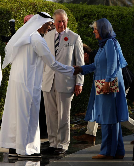 صور الدوقة كاميلا حافية القدمين ومحجبة في مسجد الشيخ زايد صورة رقم 12