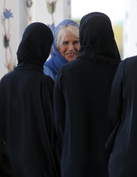 صور الدوقة كاميلا حافية القدمين ومحجبة في مسجد الشيخ زايد صورة رقم 13