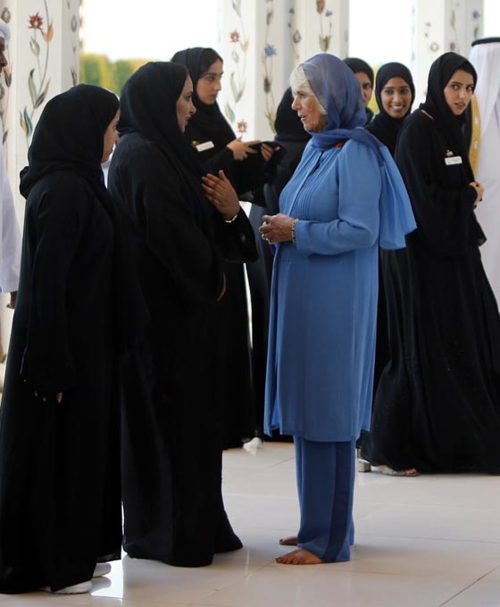 صور الدوقة كاميلا حافية القدمين ومحجبة في مسجد الشيخ زايد صورة رقم 14