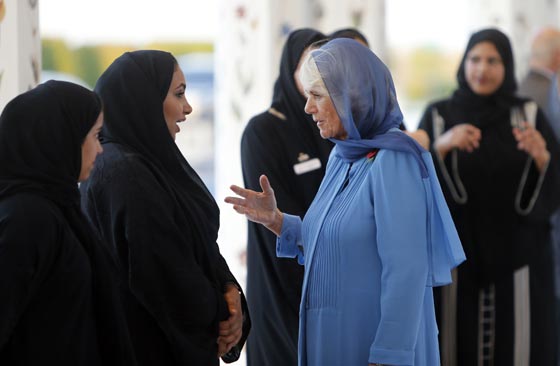 صور الدوقة كاميلا حافية القدمين ومحجبة في مسجد الشيخ زايد صورة رقم 15