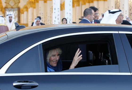 صور الدوقة كاميلا حافية القدمين ومحجبة في مسجد الشيخ زايد صورة رقم 21