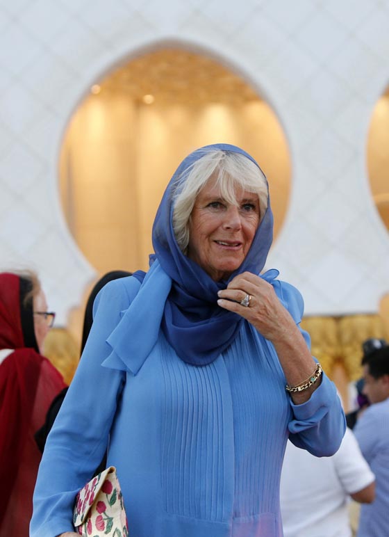 صور الدوقة كاميلا حافية القدمين ومحجبة في مسجد الشيخ زايد صورة رقم 3