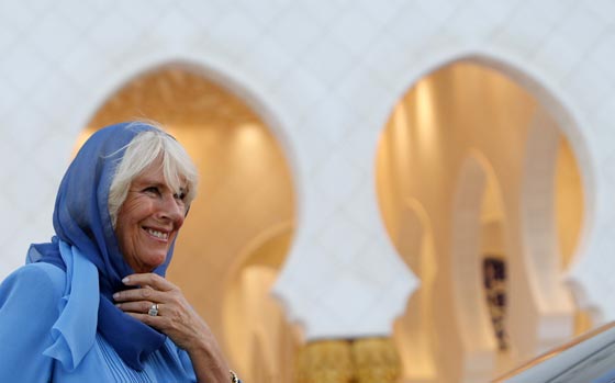 صور الدوقة كاميلا حافية القدمين ومحجبة في مسجد الشيخ زايد صورة رقم 16