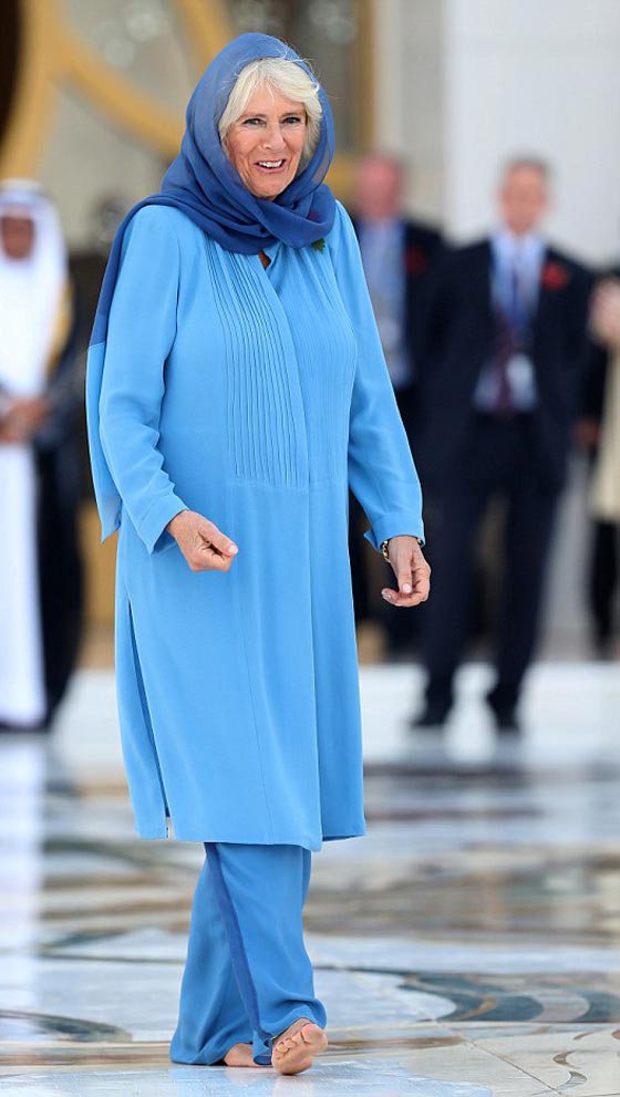 صور الدوقة كاميلا حافية القدمين ومحجبة في مسجد الشيخ زايد صورة رقم 1