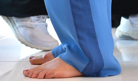 صور الدوقة كاميلا حافية القدمين ومحجبة في مسجد الشيخ زايد صورة رقم 2