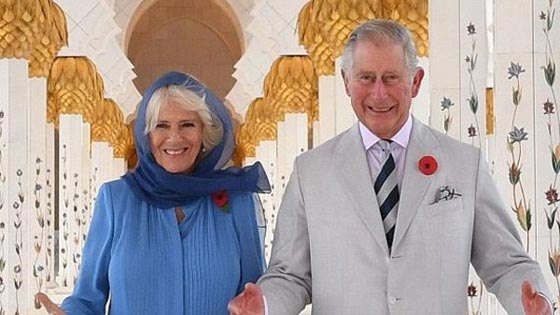 صور الدوقة كاميلا حافية القدمين ومحجبة في مسجد الشيخ زايد صورة رقم 17