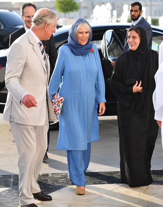 صور الدوقة كاميلا حافية القدمين ومحجبة في مسجد الشيخ زايد صورة رقم 18