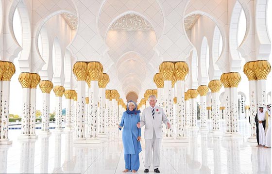 صور الدوقة كاميلا حافية القدمين ومحجبة في مسجد الشيخ زايد صورة رقم 19