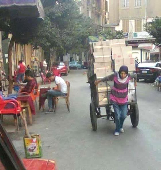 صورتان لفتاتين مصريتين تكافحان قسوة الحياة من اجل لقمة العيش  صورة رقم 1