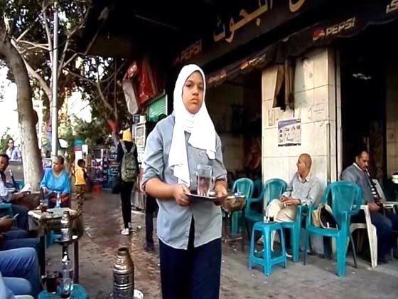 صورتان لفتاتين مصريتين تكافحان قسوة الحياة من اجل لقمة العيش  صورة رقم 2