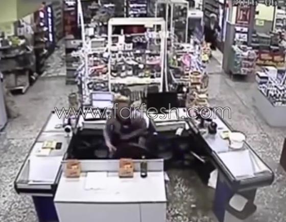 فيديو مثير.. مجرم يحتجز صديقته رهينة لانها نقلت له عدوى الايدز صورة رقم 2