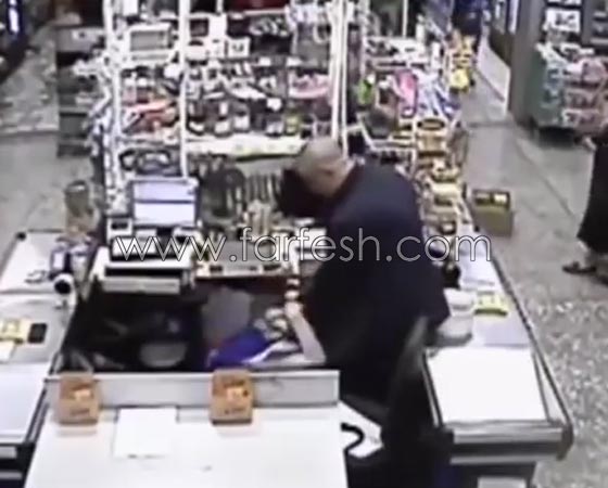 فيديو مثير.. مجرم يحتجز صديقته رهينة لانها نقلت له عدوى الايدز صورة رقم 3