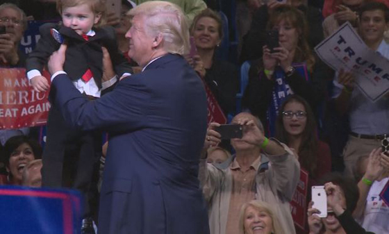 صور اكثر اللقطات طرافة لترامب وكلينتون خلال سباق الرئاسة صورة رقم 1