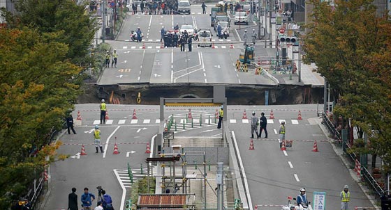 بالصورة.. الارض تنشق وتبتلع جزء من شارع رئيسي غرب اليابان صورة رقم 1