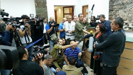 الحكم بالسجن 12 عاما على الطفل الفلسطيني احمد مناصرة  صورة رقم 4