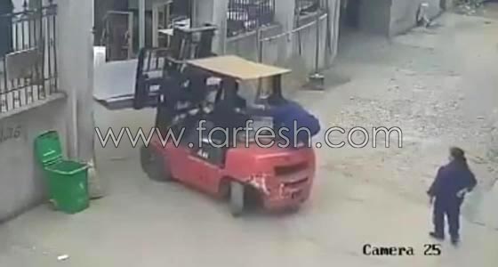 فيديو مؤلم للغاية.. رافعة تسحق امرأة تحتها بصورة بشعة صورة رقم 1