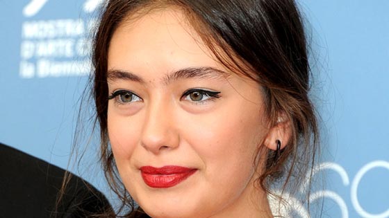 تعرف على الأطوال الحقيقية لابرز نجمات الدراما التركية صورة رقم 7