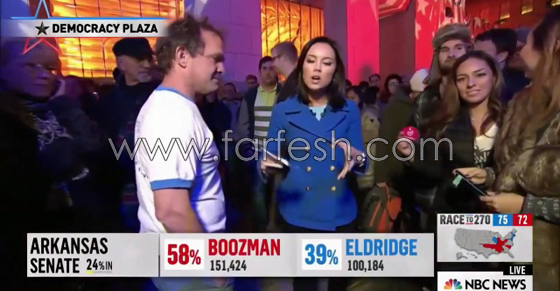 فيديو محرج: سقوط  أحد مؤيدي كلينتون بسبب محاولته الظهور بالكاميرا صورة رقم 1