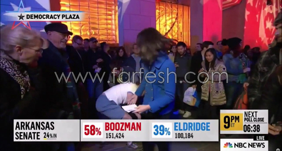 فيديو محرج: سقوط  أحد مؤيدي كلينتون بسبب محاولته الظهور بالكاميرا صورة رقم 3