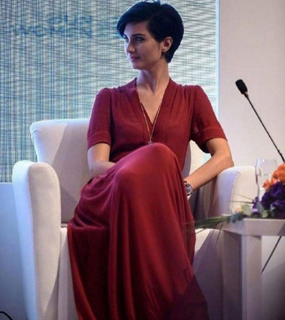  صور الفنانة التركية توبا بويوكوستن في اطلالات متألقة صورة رقم 2