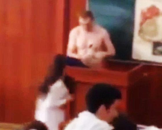 فيديو صادم: مدرّس يخلع ملابسه اثناء القائه محاصرة أمام طلابه! صورة رقم 1