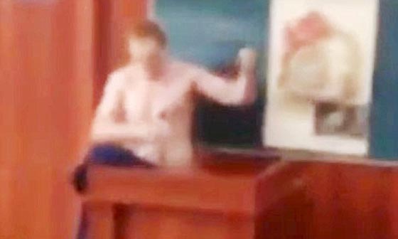 فيديو صادم: مدرّس يخلع ملابسه اثناء القائه محاصرة أمام طلابه! صورة رقم 2